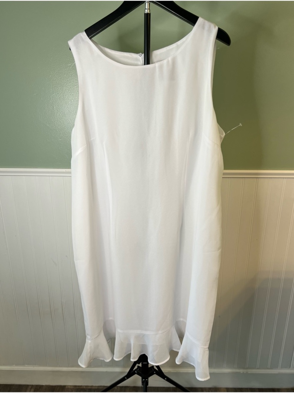 NWOT- Danny & Nicole White Shift Dress with Ruffle Hem Size 18